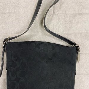 Coach Signature Bucket Shoulder Purse. Black Canvas/Leather G055-6076